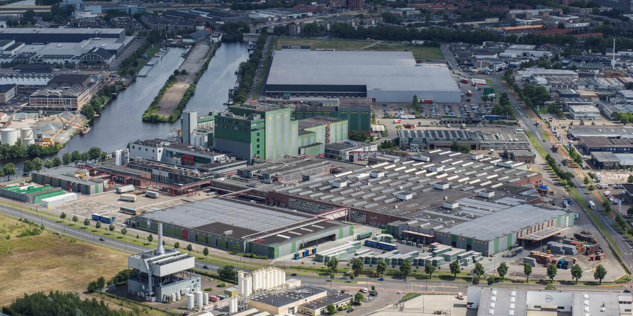 Heineken-distributiecentrum in Den Bosch met zonnepanelen op het dak
