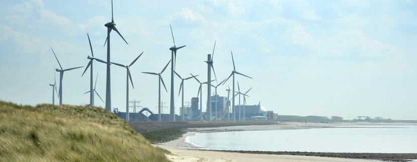 Windmolens en industrie langs de kust