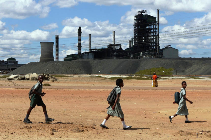 Kinderen lopen langs mijn in Zambia