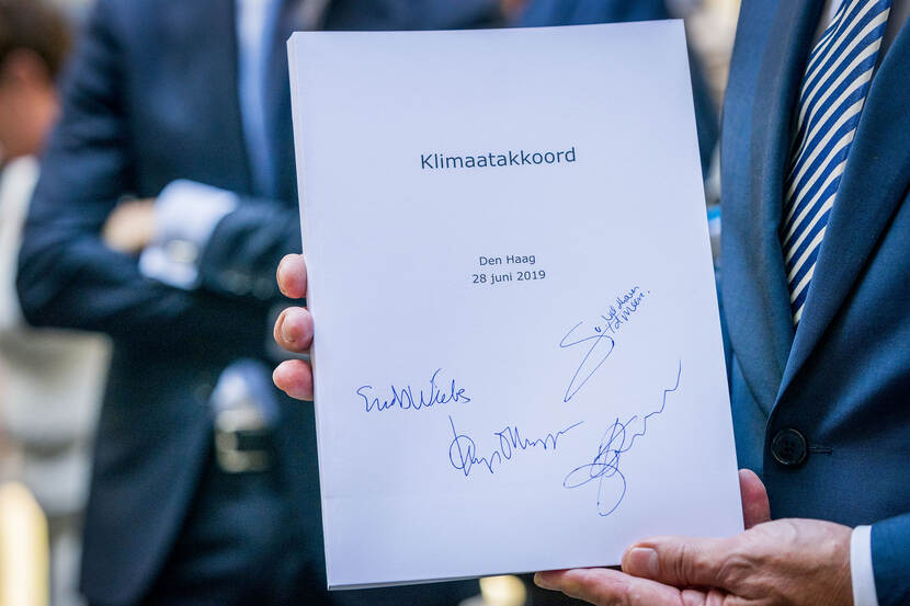 Titelblad Klimaatakkoord met handtekeningen van de ministers