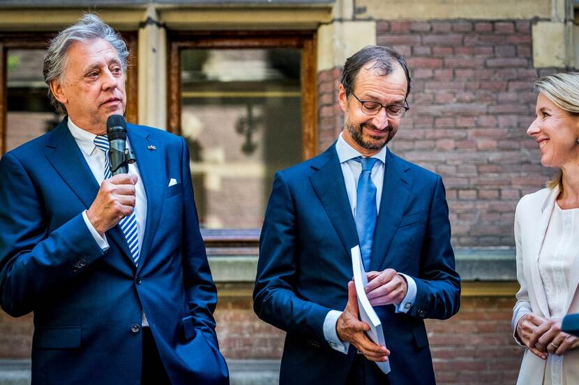 Ed Nijpels, Eric Wiebes en Stientje van Veldhoven tijdens de presentatie van het Klimaatakkoord