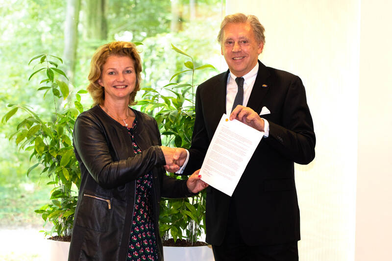 links Marjan van Loon, president-directeur van Shell Nederland, en rechts Ed Nijpels, Klimaatberaadvoorzitter