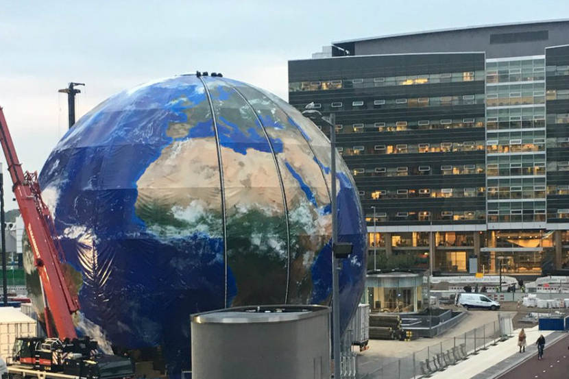 Enorme wereldbol op Jaarbeursplein in Utrecht
