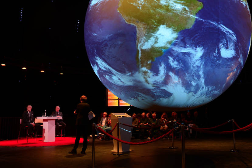Grote hangende wereldbol tijdens debat bij start Dag van de Duurzaamheid 2018