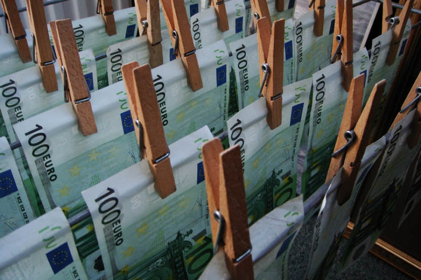 briefjes van 100 euro aan een droogrek met knijpers