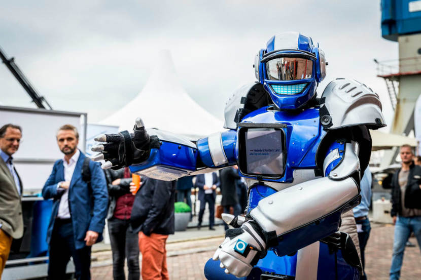 Robot met publiek erom heen