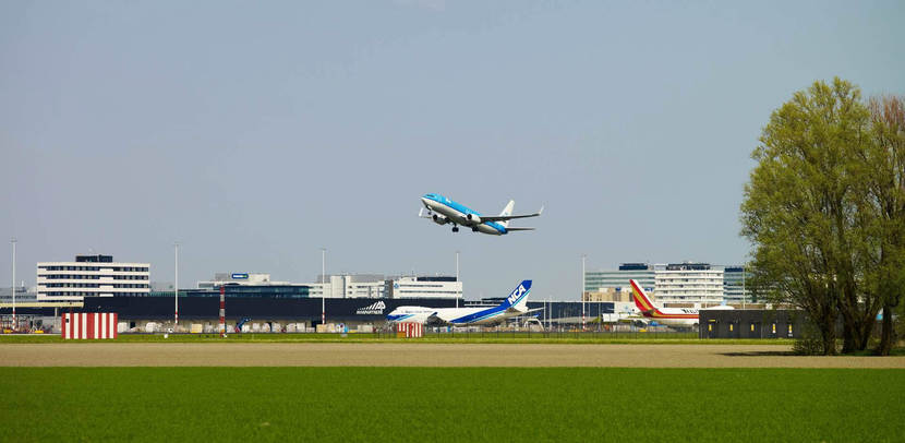 Vliegtuig stijgt op van luchthaven Schiphol