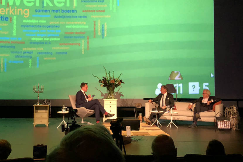 Ed Nijpels op het podium tijdens bijeenkomst met lokale bestuurders in grote zaal in Vlissingen